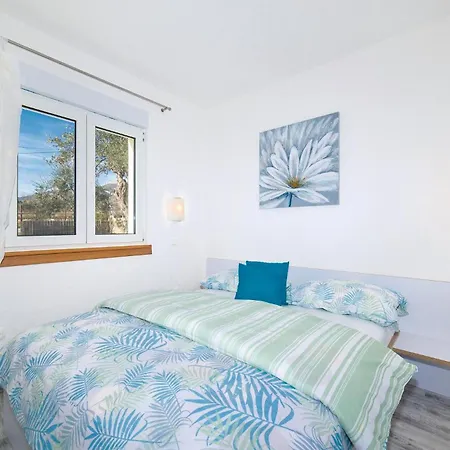 Three-bedroom In Kastel Stari *