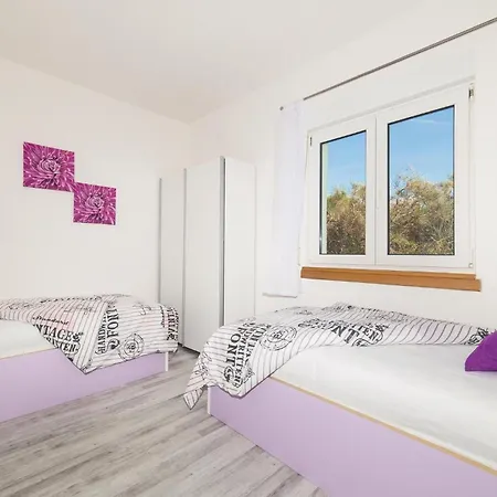 Three-bedroom In Kastel Stari Дом отдыха *