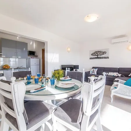 Дом отдыха Three-bedroom In Kastel Stari Каштела