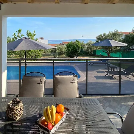 Дом отдыха Three-bedroom In Kastel Stari Каштела
