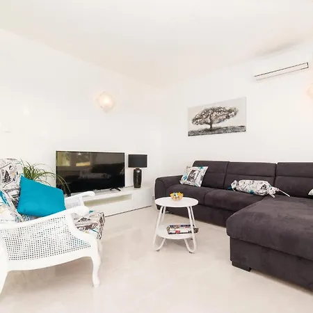 Дом отдыха Three-bedroom In Kastel Stari