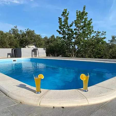 Three-bedroom In Kastel Stari Каштела
